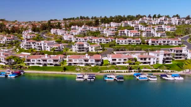 Aerial Fly Condos Community Lake Mission Viejo — Stok video