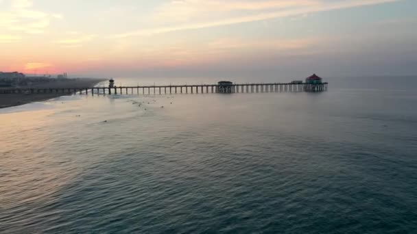 Stunning Parallax Circling Pier Surf City California Usa Sunrise Tourists — Stock video