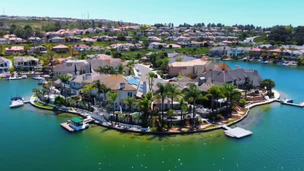 Aerial Fly Luxury Houses Community Lake Mission Viejo Camera — Vídeos de Stock