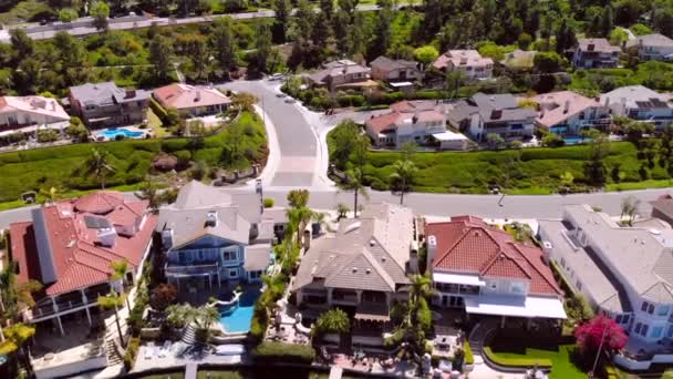 Aerial Pull Back Luxury Homes Community Lake Mission Viejo — kuvapankkivideo