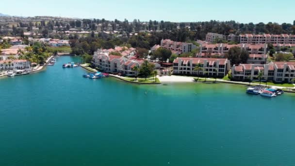 Aerial Fly Condos Community Lake Mission Viejo Camera — Vídeos de Stock