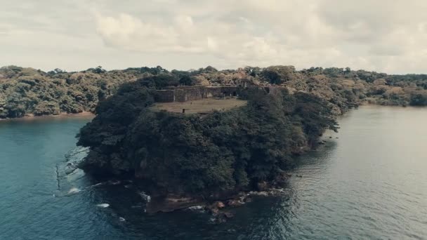 Rekaman Drone Dari Fort Ditinggalkan Pintu Masuk Sungai Terbesar Panama — Stok Video
