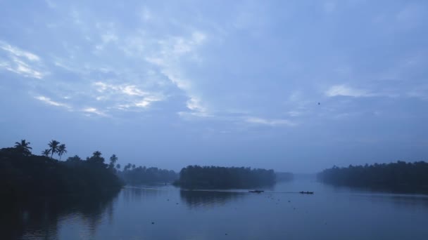 Sunrise Backwaters Fishermen Arriving Shore Angle View — Vídeo de Stock