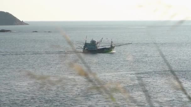 Fishing Boat Sailing Open Ocean Slow Motion Grass Swaying Front — Stockvideo