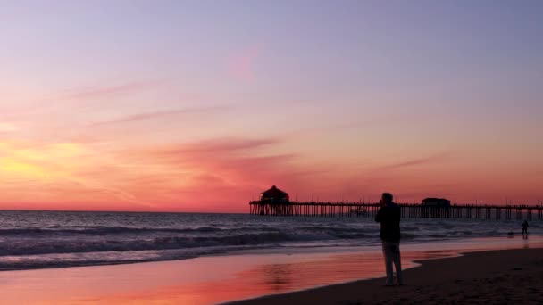 Man Takes Picture Beach Gorgeous Yellow Orange Pink Blue Sunset — Stock videók