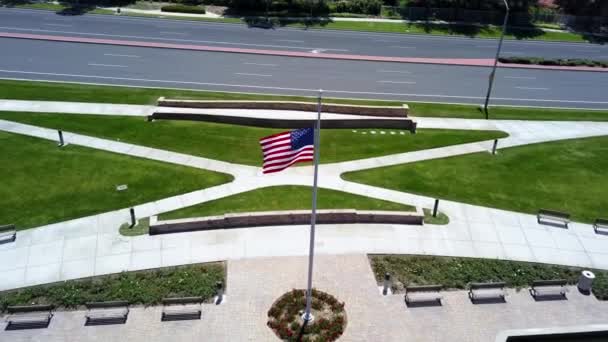 Aerial Pull Back American Flag Community Lake — Stok video