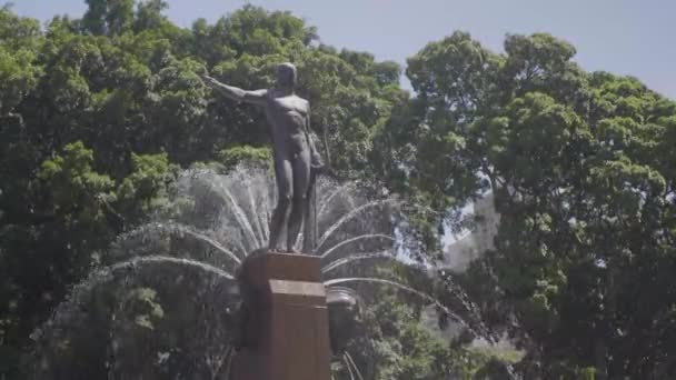 Статуя Человека Посреди Фонтана Голубым Небом Парком Заднем Плане — стоковое видео