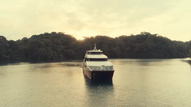 Büyük Nehre Demir Atmış Zarif Bir Tekneden Gün Batımında Drone — Stok video