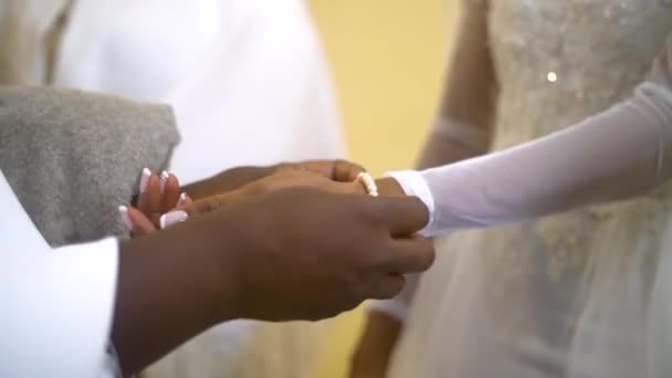 Μητέρα Καθορισμό Κοσμήματα Στις Νύφες Χέρια Την Ημέρα Του Γάμου — Αρχείο Βίντεο