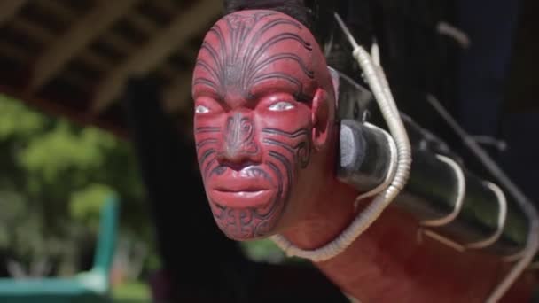 Closeup Maori Sculpted Head Front Traditional Wooden Boat New Zealand — Stockvideo