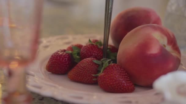 Closeup Fresh Strawberries Peaches Nicely Put Plate — Stockvideo