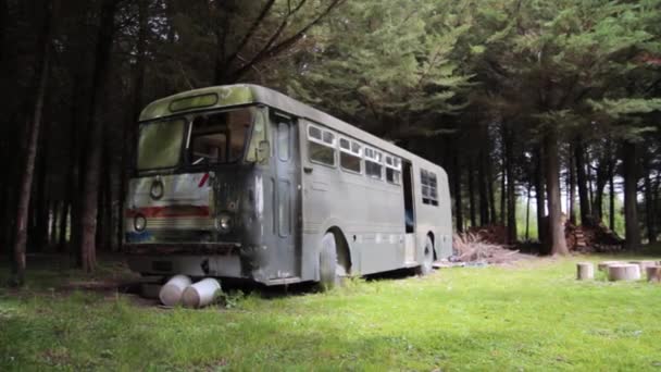 Wide Shot Abandoned Old Bus Sitting Forest — Vídeos de Stock