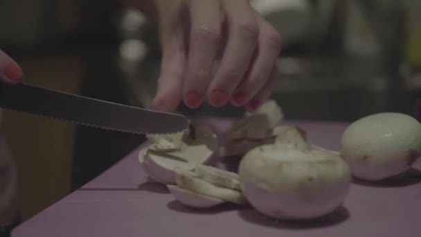 Крупним Планом Жінка Кухарка Ріже Гриби Повільному Русі Обробній Дошці — стокове відео