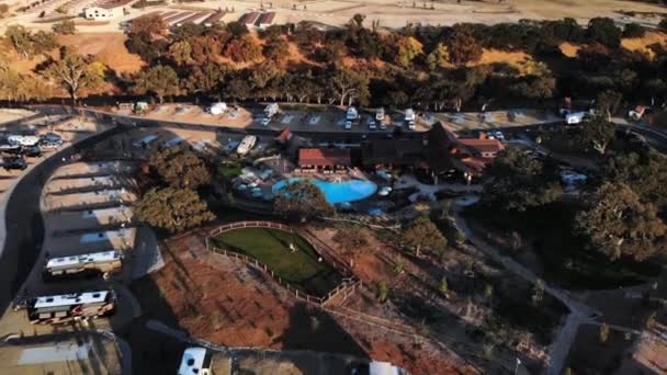 Aerial Fly Park Dog Park Dogs Panning Pool Clubhouse Sunset — Vídeo de Stock