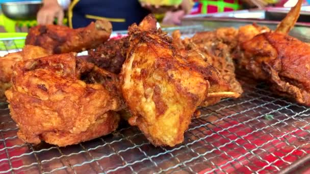 Close Shot Crispy Fried Chicken Being Reheat Metal Flat Heat — Stok video