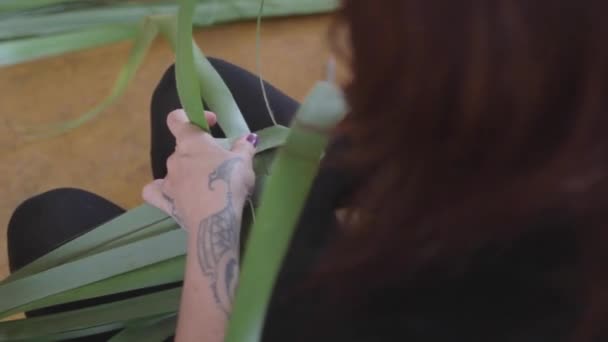 Slow Motion Woman Maori Tattoos Who Weaving Plant Make Basket — Stock video