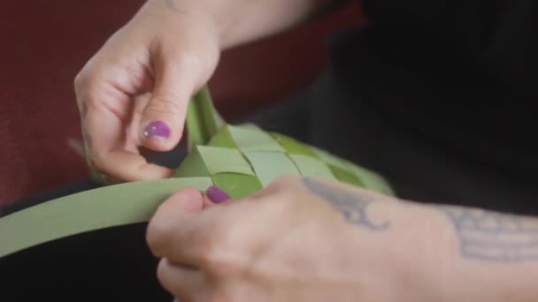Closeup Slow Motion Woman Weaving Plants Make Basket Traditional Maori — Stock Video