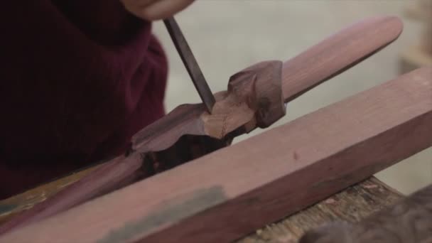 Closeup Woodcarver Tool Used Sculpt Piece Timber — Stockvideo