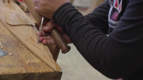 Closeup Woodcarver Working Piece Wood Traditional Maori Handmade Technique — 图库视频影像