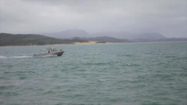 Wide Shot Slow Motion Boat Going Dock Lake — Vídeo de Stock