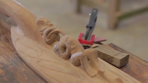 Closeup Slow Motion Wood Carving Maori Element Woodshop — Vídeos de Stock