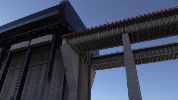 Strpy Thieu Boat Lift Side View Water Overpass Right Pan — Stock video