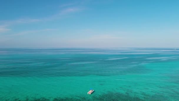 Aerial Footage Drone Flying Turquoise Waters Away Boat Cayman Island — Vídeo de Stock