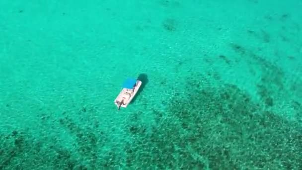 Drone Flying Boat Blue Green Waters Cayman Islands — стоковое видео