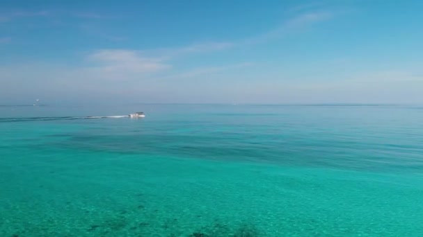 Drone Flying Blue Waters Horizon Approaching Moving Boat — Vídeo de Stock