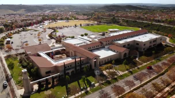 Aerial Panning Descending Shot Front Suburban School — Vídeos de Stock