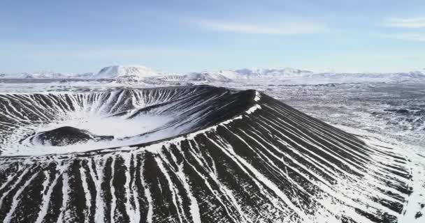 Hverfjall Vulkán Antennája Izlandon Környező Hegyekben Havazással Borítva — Stock videók