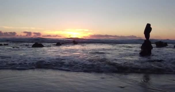 Stunning View Sunset Low Tide Laguna Beach Sun Peaks Out — Stockvideo