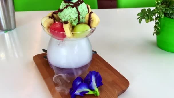Close Shot Mix Fruits Mint Icecream Clear Glass Bowl Co2 — Stockvideo