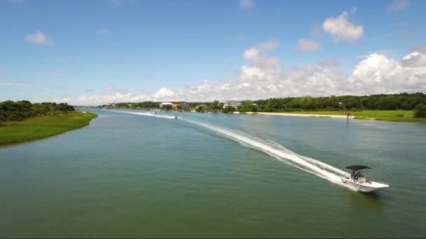 Flying Backwards Boat Drives Intra Coastal Waterway Ocean Isle Beach — Video