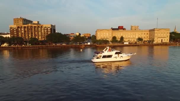 Tracking Boat Cape Fear River Close Downtown Wilmington Battleship Sunset — 图库视频影像