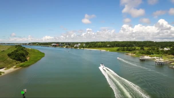 Drone Tracking Boat Intracoastal Waterway Ocean Isle Beach Shallotte — Vídeos de Stock