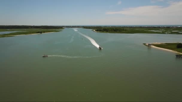Drone Tracking Boat Intracoastal Waterway Ocean Isle Beach — Vídeo de Stock