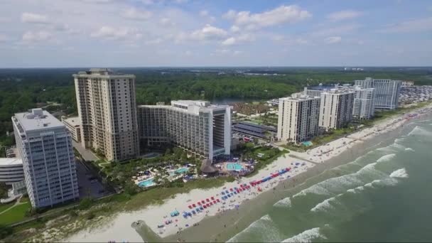 Повільний Панорамний Знімок Високих Курортів Пляжі Влітку — стокове відео