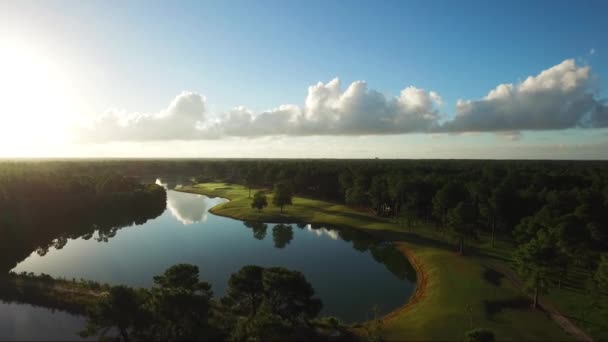 Early Morning Golf Course Blue Skies Cloud Reflections Water — Vídeos de Stock