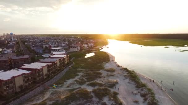 Drone Flying Away Sun Waterway Inlet — Αρχείο Βίντεο