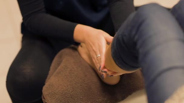 Pedicurist Massaging Woman Leg Spa — Stockvideo