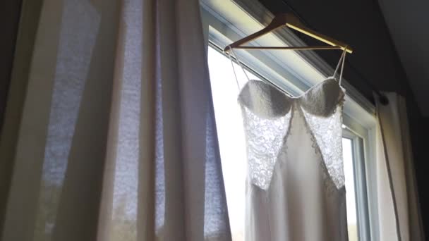 Красива Біла Весільна Сукня Висить Вікні Старому Дерев Яному Будинку — стокове відео