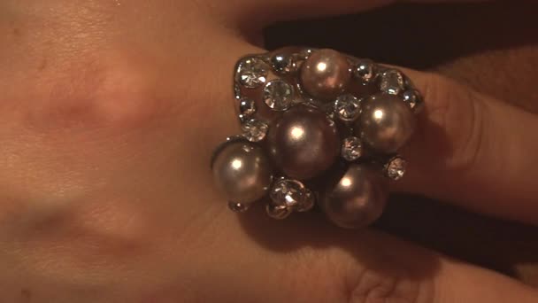 Detailní Záběr Krásného Prstenu Ženský Prst — Stock video