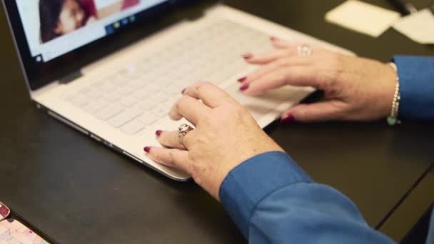 Business Woman Typing Her Laptop Her Office — Vídeos de Stock