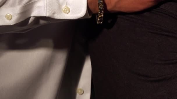 Zakelijke Man Draagt Een Mooie Jurk Shirt Armband — Stockvideo