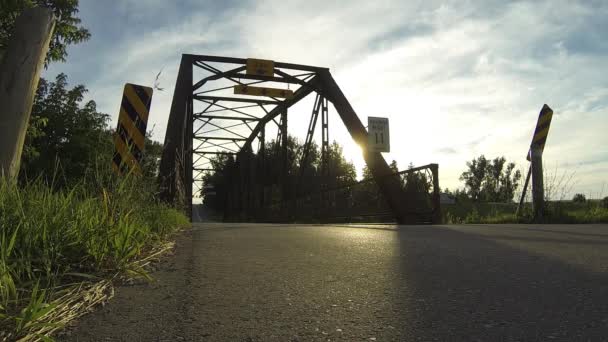 Motocykl Jízda Přes Starý Ocelový Most — Stock video