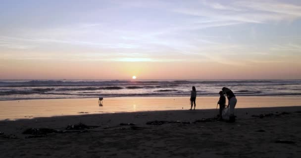 Mother Helps Clean Trash Beach Sunset Beach Woman Plays Catch — Stockvideo