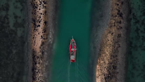 Aerial Flight Follow Fisherman Boat Goes Dock Coral Reefs — Vídeo de stock