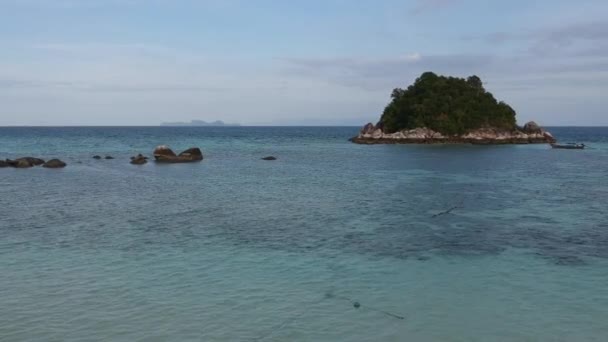 Aerial Shot Footage Clear Ocean Small Island Side Green Trees — Video