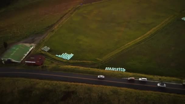 Кинематографический Вид Воздуха Автомобили Движущиеся Дороге Сельской Местности — стоковое видео